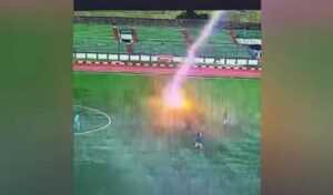 Dois jogadores são atingidos por raios em partida de futebol na Indonésia e um deles morre: confira vídeo