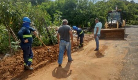 Implantação de rede de esgoto em trecho de importante bairro de Hortolândia