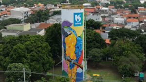 Mural de graffiti com arara gigante leva arte ao cotidiano do Jd. Amanda