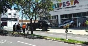 Motorista de caminhão perde o controle e atinge outros dois carros na Avenida Brasil, no Jd. Amanda II