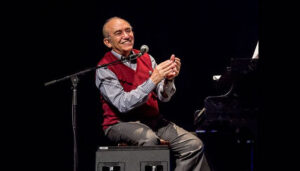 Amilton Godoy celebra sete décadas de música