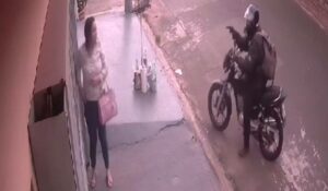 Moradora do Jd. das Laranjeiras é roubada em frente à sua residência por homem armado