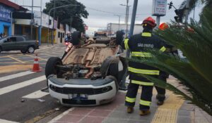 Carro capota no centro de Hortolândia na tarde de hoje (27)