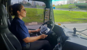 Lugar de mulher é…no Actros 2653 6×4 com 530 cavalos de potência