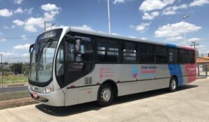 Corte de cabelo gratuito e outros serviços disponíveis com a chegada do ônibus do fundo social no Jd. Amanda