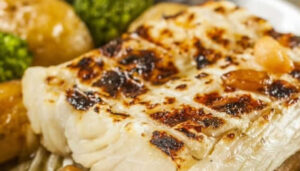 Peixe assado com batatas para a Semana Santa
