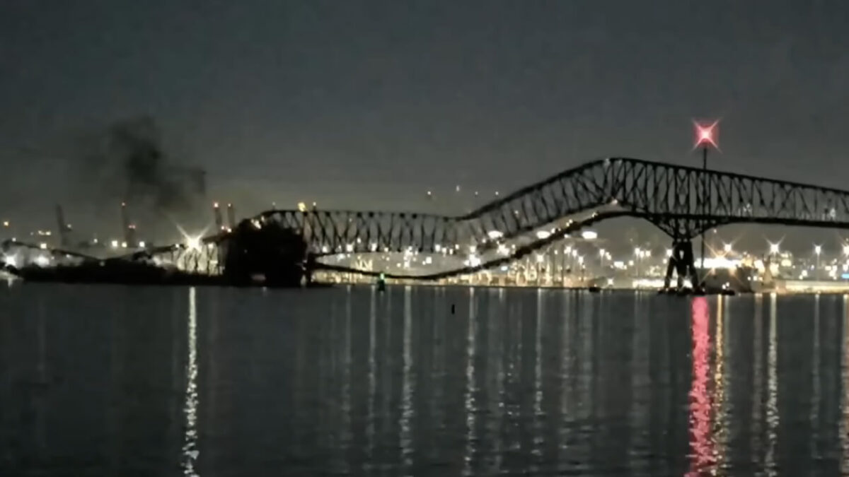 Ponte nos EUA colapsa após colisão de navio: Buscas em andamento