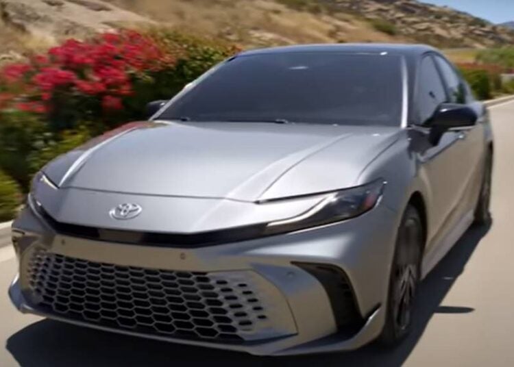 Conheça o Toyota Camry 2025, modelo que pode substituir o Corolla Cross
