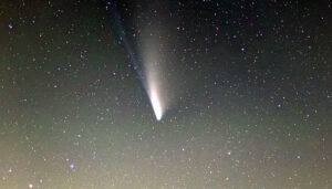 O Cometa do Diabo ilumina o céu brasileiro: como observá-lo neste abril celeste
