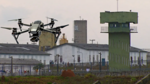 Drone lança ilícitos em presídio durante horário de visitas em Hortolândia