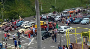 Encontro de carros antigos movimenta o estacionamento do Shopping Parque das Bandeiras neste final de semana