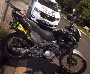 Homem é preso ao ser flagrado em motocicleta com placa adulterada no bairro Nova América, em Hortolândia