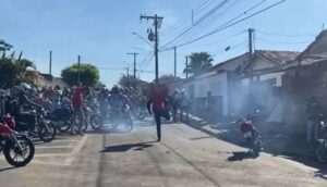 Cliente, supostamente, agride trabalhador de app e grupo de motoboys depredam casa em Mogi Mirim