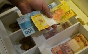 Primeira parcela do 13º salário deve ser paga até 30 de novembro; veja como calcular