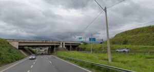 Caminhão fica preso em viaduto de Campinas e causa congestionamento
