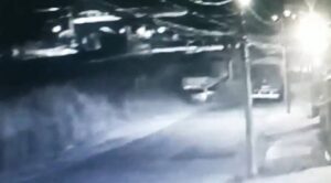 Homem morre após colidir seu carro em uma carreta na Rodovia Santos Dumont