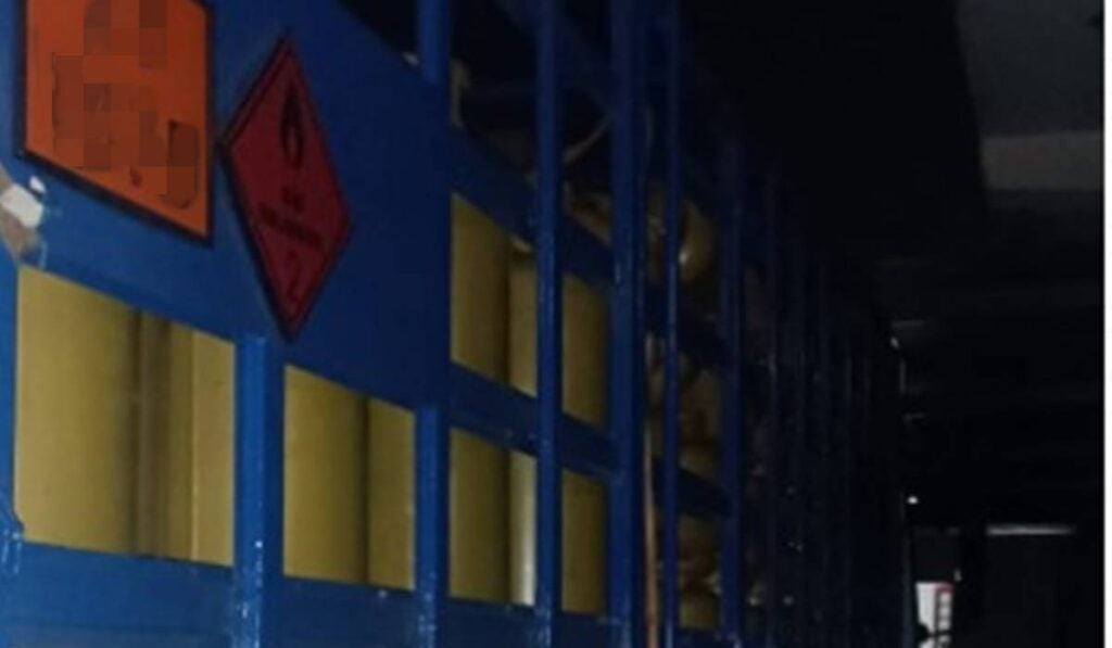 caminhão carregado de botijões de gás