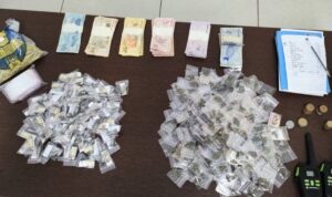 Polícia apreende drogas, dinheiro e caderno de anotações no Vila Soma, em Sumaré, e leva casal para a delegacia
