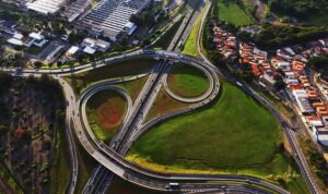Caminhão de lixo tomba no Trevo da Bosch e causa pontos de congestionamento