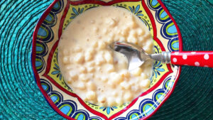 Aprenda a fazer 5 receitas práticas de canjica para sua festa junina