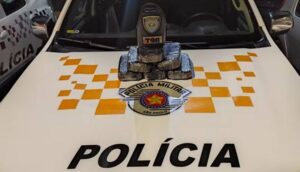 Casal tenta fugir da polícia, mas é preso com 6 tijolos de crack na Rodovia Campinas-Mogi