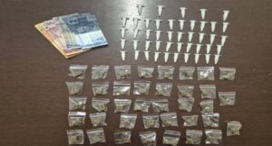 Suspeito de tráfico tenta esconder drogas, mas é preso em Sumaré