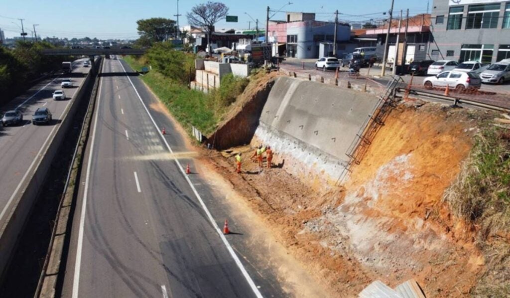 obra do viaduto sobre a SP-101