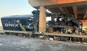 Ônibus de turismo que ia para Aparecida bate em pilastra e deixa 10 mortos