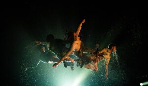 Dança e acrobacias em Campinas: companhia argentina Fuerza Bruta se apresenta no Parque Dom Pedro
