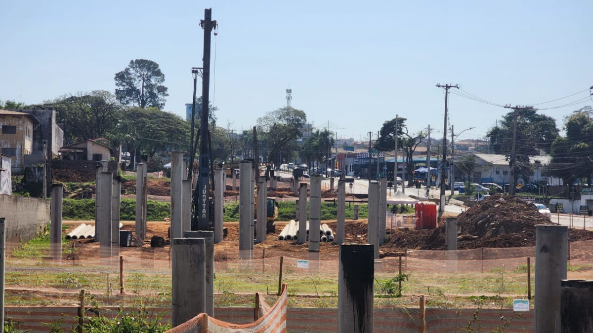 Construção do viaduto sobre a linha férrea no Vila Real avança