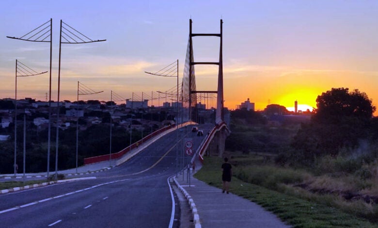 Pôr do sol na ponte estaiada em Hortolândia