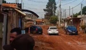 Chuva impede circulação de veículos e pedestres no Vila Soma