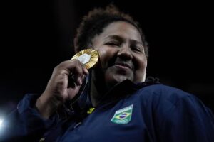 Judoca Beatriz Souza conquista a primeira medalha de ouro do Brasil em Paris