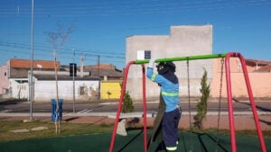 Praça da cidadania de Hortolândia recebe reparo em playground e academia ao ar livre após vandalismo