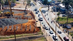 Agentes de trânsito são mobilizados para auxiliar motoristas no primeiro dia dos desvios na obra de construção do viaduto da Vila Real