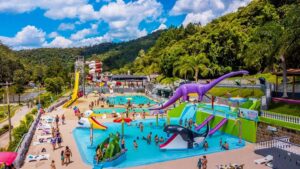 Parque aquático no interior de São Paulo tem entrada gratuita para os pais em agosto