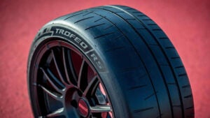 Pirelli lança P Zero Trofeo RS para alta performance em pista seca