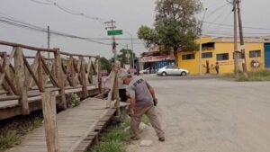 Passarela de madeira no Sumarezinho passa por manutenção