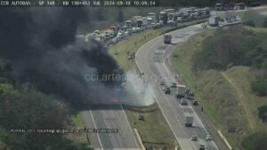 Bandeirantes é interditada após carreta tombar e pegar fogo