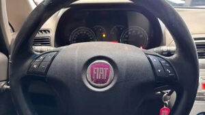 Fiat Punto ELX,  o carro usado que surpreende por menos de R$ 24 mil