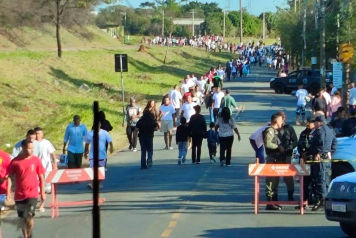 Imagem com diversas pessoas nas ruas por conta da saidinha dos presos