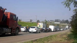 Congestionamentos em 2 pontos na rodovia SP-101 na tarde dessa quarta (25)