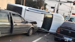 Veículo capota após colisão em cruzamento movimentado de Hortolândia