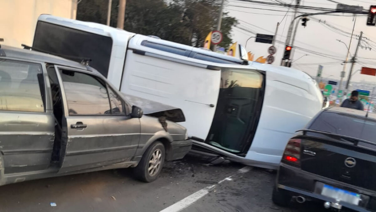 Veículo capota após colisão em cruzamento movimentado de Hortolândia