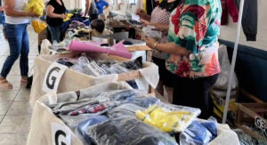 Bazar solidário no Amanda foca em doação de roupas