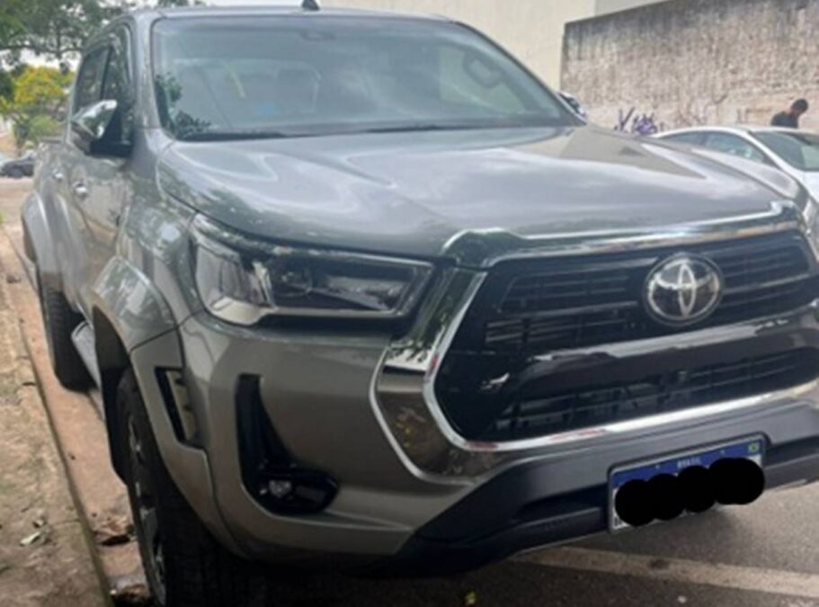 Polícia recupera caminhonete roubada e prende suspeitos