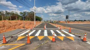 Nova pista da Av. Sabina Baptista de Camargo recebe sinalização