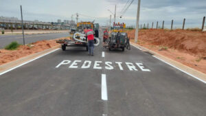 Importante avenida recebe implantação de sinalização de solo