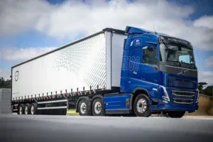 Volvo na Fenatran 2024: caminhões sustentáveis FM Electric e FH B100 Flex
