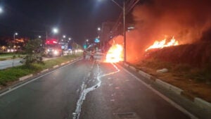 Veículo pega fogo em Hortolândia e interdita Avenida Santana